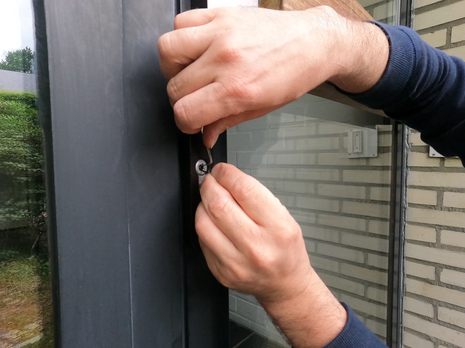 Slotenmaker van Slotenservice Gent aan het werk ter plaatse